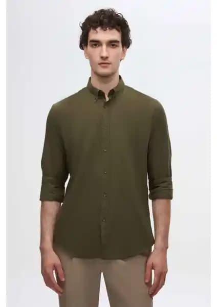 D'S Damat Slim Fit Haki Düğmeli Yaka Gömlek: Şıklık ve Konforun Modern Buluşması