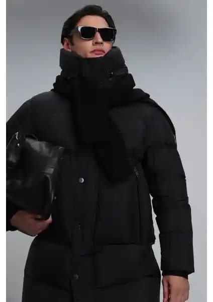 Erkek Montları Karşılaştırması: Kaz Tüyü ve Nakış Detaylı Modellerin Özellikleri