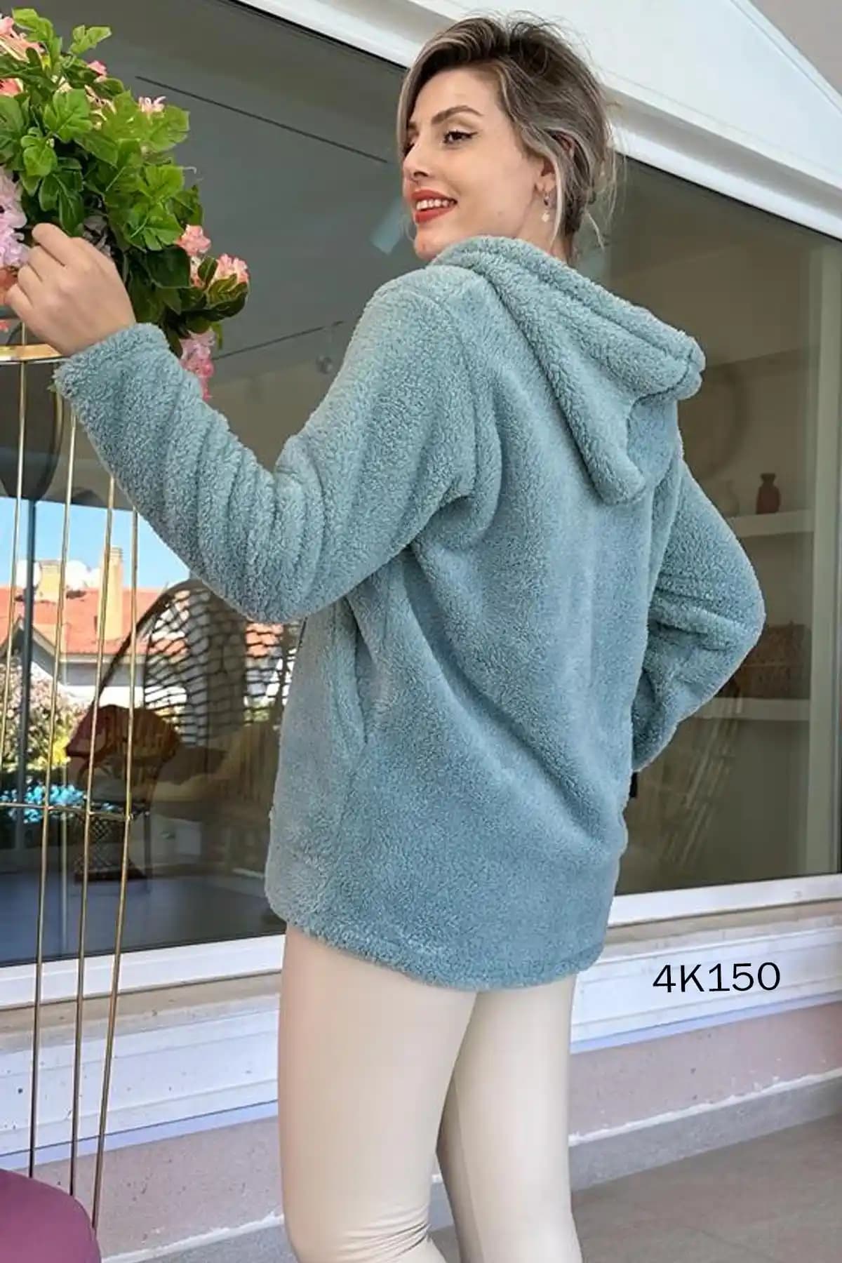 Peluş Kapşonlu Kış Giyim Ürünleri: Rahatlık ve Şıklığın Buluşma Noktası